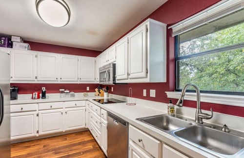 Cedar Hill Casa | Serene and Dazzling 3 Bedroom Home