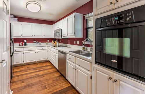 Cedar Hill Casa | Serene and Dazzling 3 Bedroom Home