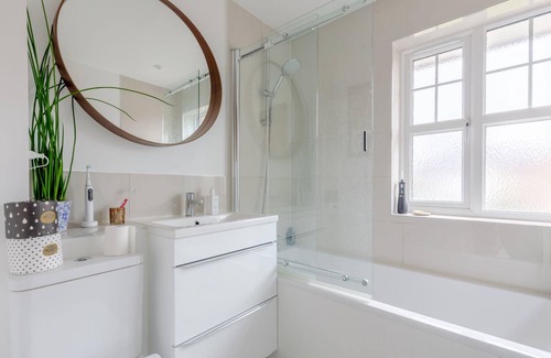 Abbey Otro | Serene and Spacious 2 Bedroom House in South Wimbledon