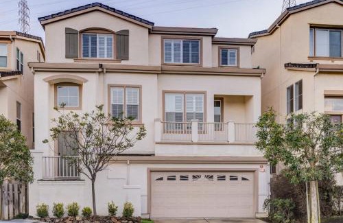 Bayshore Heights Casa | Serene and Spacipus 5BR Home In A Hill Near San Francisco