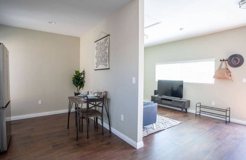 West Covina Casa | Serene Backyard Nook BBQ Pet-friendly: King-Sized Comfort, Covered Parking, and Patio Paradise.