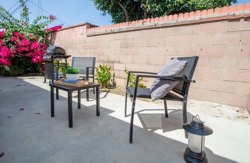 West Covina Casa | Serene Backyard Nook BBQ Pet-friendly: King-Sized Comfort, Covered Parking, and Patio Paradise.