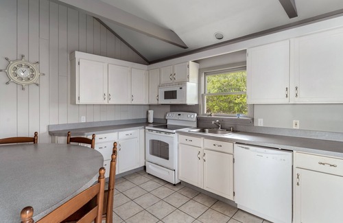 Southold Casa | Serene bay front home with a private beach, deck, board games, & washer/dryer