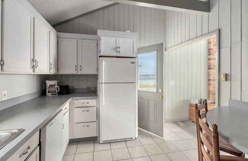 Southold Casa | Serene bay front home with a private beach, deck, board games, & washer/dryer