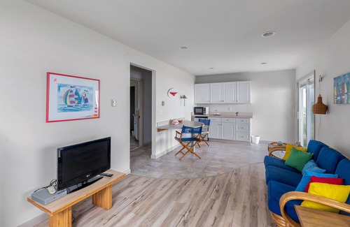 Southold Casa | Serene bay front home with a private beach, deck, board games, & washer/dryer