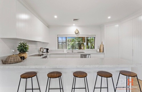 Ventnor Casa | Serene Beach Haven: Sleeps 12
