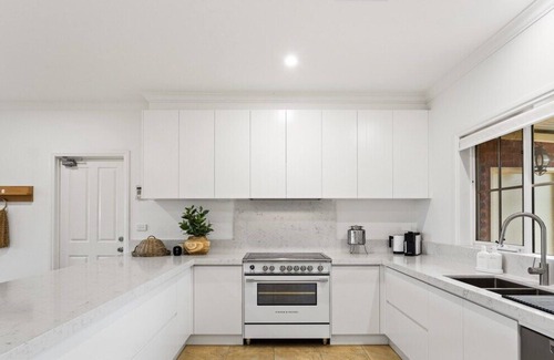 Ventnor Casa | Serene Beach Haven: Sleeps 12