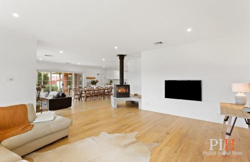 Ventnor Casa | Serene Beach Haven: Sleeps 12
