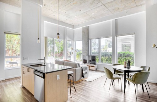 Wilburton Apartamento | Serene Bellevue 2BR w/ Gym & W/D, near Spring District, by Blueground