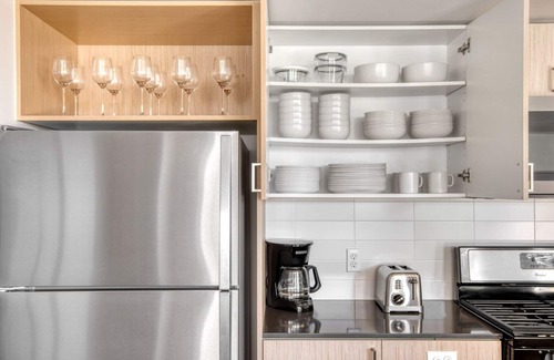 Wilburton Apartamento | Serene Bellevue 2BR w/ Gym & W/D, near Spring District, by Blueground