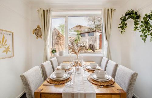Rotherham Casa | Serene Boho Retreat: White Oak Charm House 7ppl