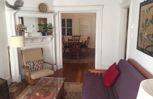 Dorchester Apartamento | Serene Boston base close to everything w free private parking + Andrew Station!