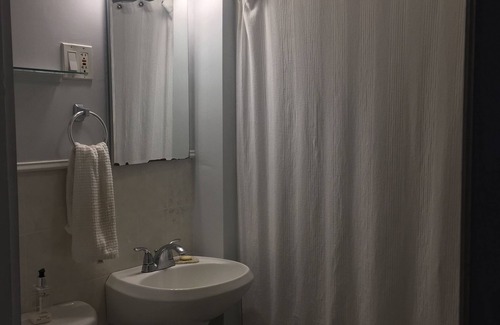 Dorchester Apartamento | Serene Boston base close to everything w free private parking + Andrew Station!