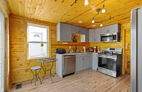 Indianapolis Cabina | Serene Broadripple Cabin on the RIVER, Hot tub! Amazing deck and view