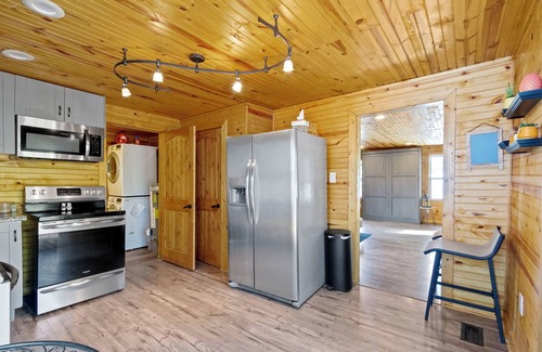 Indianapolis Cabina | Serene Broadripple Cabin on the RIVER, Hot tub! Amazing deck and view