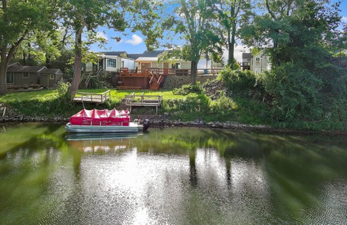 Indianapolis Cabina | Serene Broadripple Cabin on the RIVER, Hot tub! Amazing deck and view
