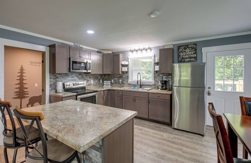 Bryant Casa | Serene Bryant Retreat w/ Private Hot Tub!
