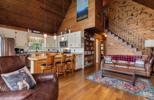 Deep Gap Cabina | Serene Cabin - Sleeps 8, 3 BR, 3 BA, magnificent VIEWS, family and pet friendly