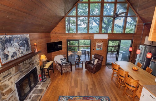 Deep Gap Cabina | Serene Cabin - Sleeps 8, 3 BR, 3 BA, magnificent VIEWS, family and pet friendly