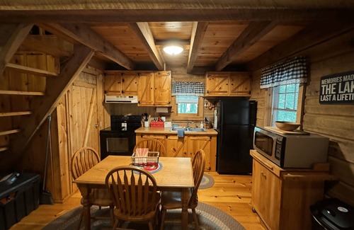 Flat Hollow Marina Cabina | Serene cabin with dock/swim platform in charming Speedwell