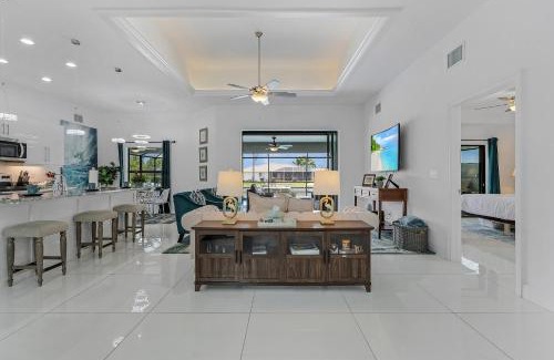 Fort Myers Casa | Serene Canal Views, Paddle Board, Bicycles, Heated Pool and Spa - Villa The Great Escape