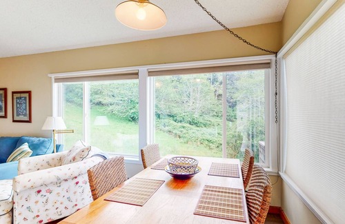 Otis Condominio | Encontrar la serenidad en este tranquilo condominio Cascade Head w / terraza privada y vistas al bosque