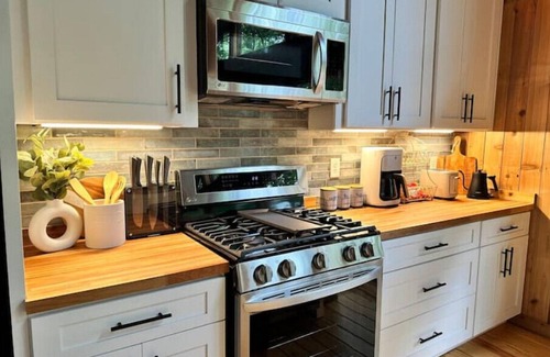 Tate Cabina | Serene Chalet Surrounded by Trees with Hot Tub & Resort Amenities