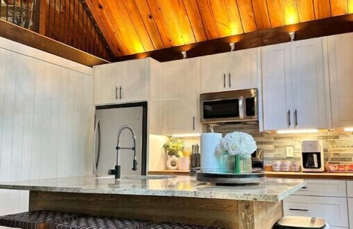 Tate Cabina | Serene Chalet Surrounded by Trees with Hot Tub & Resort Amenities