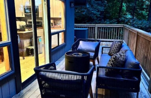 Tate Cabina | Serene Chalet Surrounded by Trees with Hot Tub & Resort Amenities