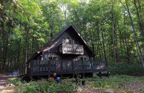 Bellaire Cabina | Serene chalet with fire pit, hot tub and barrel sauna in Shanty Creek