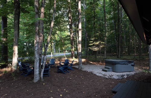Bellaire Cabina | Serene chalet with fire pit, hot tub and barrel sauna in Shanty Creek