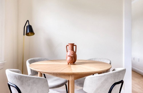 Chestnut Hill Apartamento | Serene Chestnut Hill 2BR nr Boston College T, by Blueground