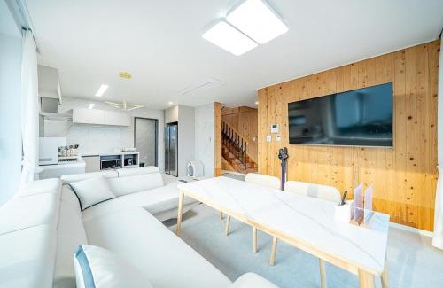 Chuncheon Casa | Serene Chuncheon Glamdog