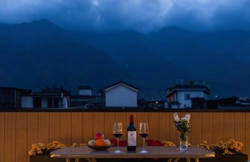 Dali Ancient Town Hotel | Serene Clouds And Moonlight