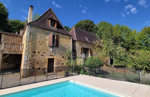 Le Buisson-de-Cadouin Casa | Serene country property with two houses, large pool & terrace with stunning view