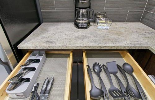 East Hyde Park Apartamento | Serene & Contemporary Studio Apartment - Del Prado 817