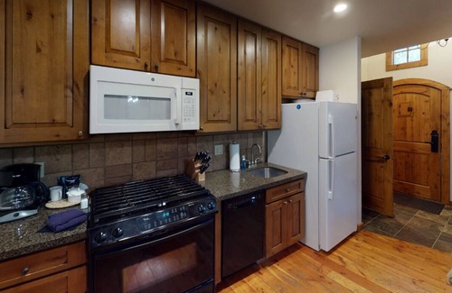 Tamarack Cabaña | Serene Cottage | Ski-In/Ski-Out Private Hot Tub