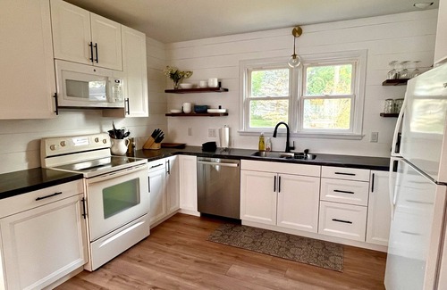 Green Lake Cabaña | Serene Cottage with view of Green Lake