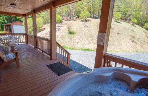 West Jefferson Casa | Serene & Cozy 3bd Cabin- Dogs Welcome, Hot Tub, Mins to Parkway