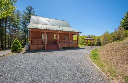 West Jefferson Casa | Serene & Cozy 3bd Cabin- Dogs Welcome, Hot Tub, Mins to Parkway