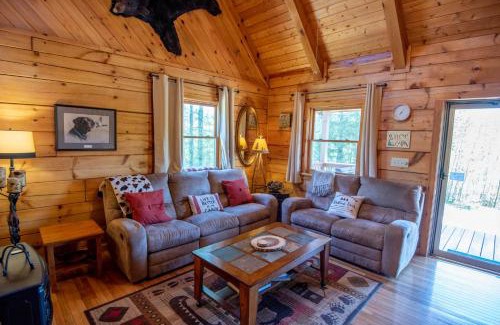 West Jefferson Casa | Serene & Cozy 3bd Cabin- Dogs Welcome, Hot Tub, Mins to Parkway