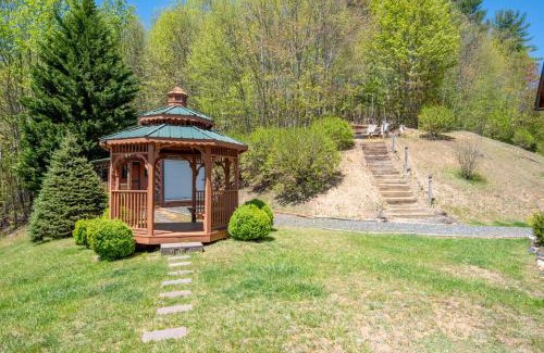 West Jefferson Casa | Serene & Cozy 3bd Cabin- Dogs Welcome, Hot Tub, Mins to Parkway