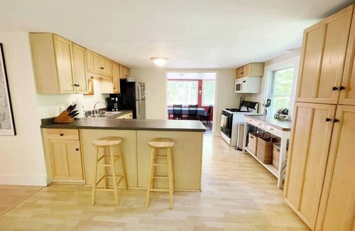 Moscow Casa | Serene & Cozy 3BR Home w/ Large Deck on River