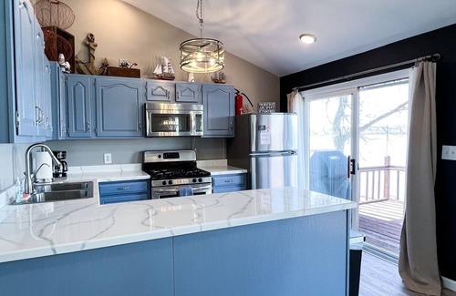 Peoria Heights Cabaña | Serene & Cozy Waterfront Home with Breathtaking Sunset Views, Pet Friendly!