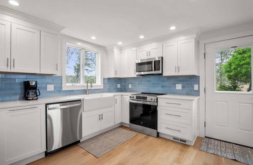 West Harwich Condominio | Serene, Cozy, Waterfront, 3 Mi to Downtown!