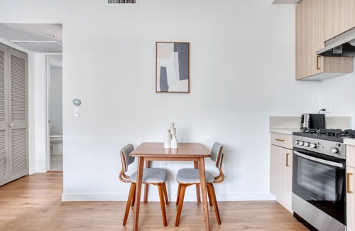 Palms Apartamento | Serene Culver City 1BR w/Gym & Roof Lounge, Walkable Area, by Blueground