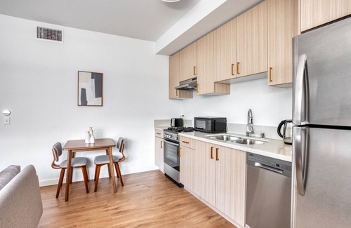Palms Apartamento | Serene Culver City 1BR w/Gym & Roof Lounge, Walkable Area, by Blueground