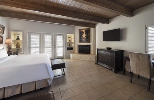 Borrego Springs Hotel | Serene Desert Escape in Spacious Rooms, Perfect for Yoga & Spa Lovers