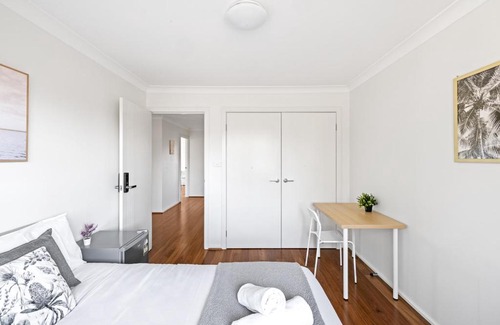 Panania Casa | Serene Double Room in Panania - Close to Stations & Shops - Shared Bathroom