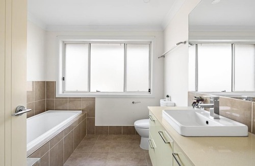 Panania Casa | Serene Double Room in Panania - Close to Stations & Shops - Shared Bathroom